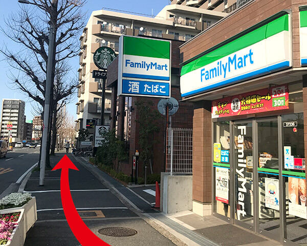 ファミリーマート(緑地公園駅東店)とスターバックス(豊中緑地公園店)