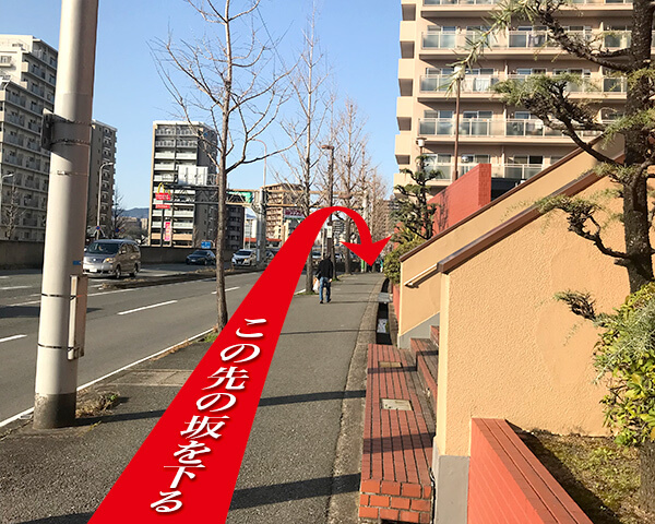 北大阪急行 緑地公園駅から 新御堂筋沿いの歩道を北へ進む